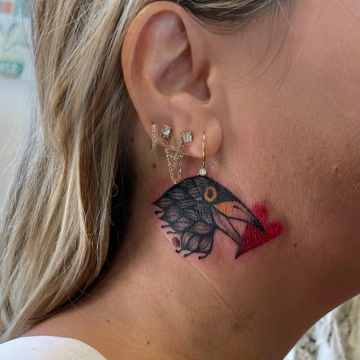 Cover d'un tatouage sur l'oreille