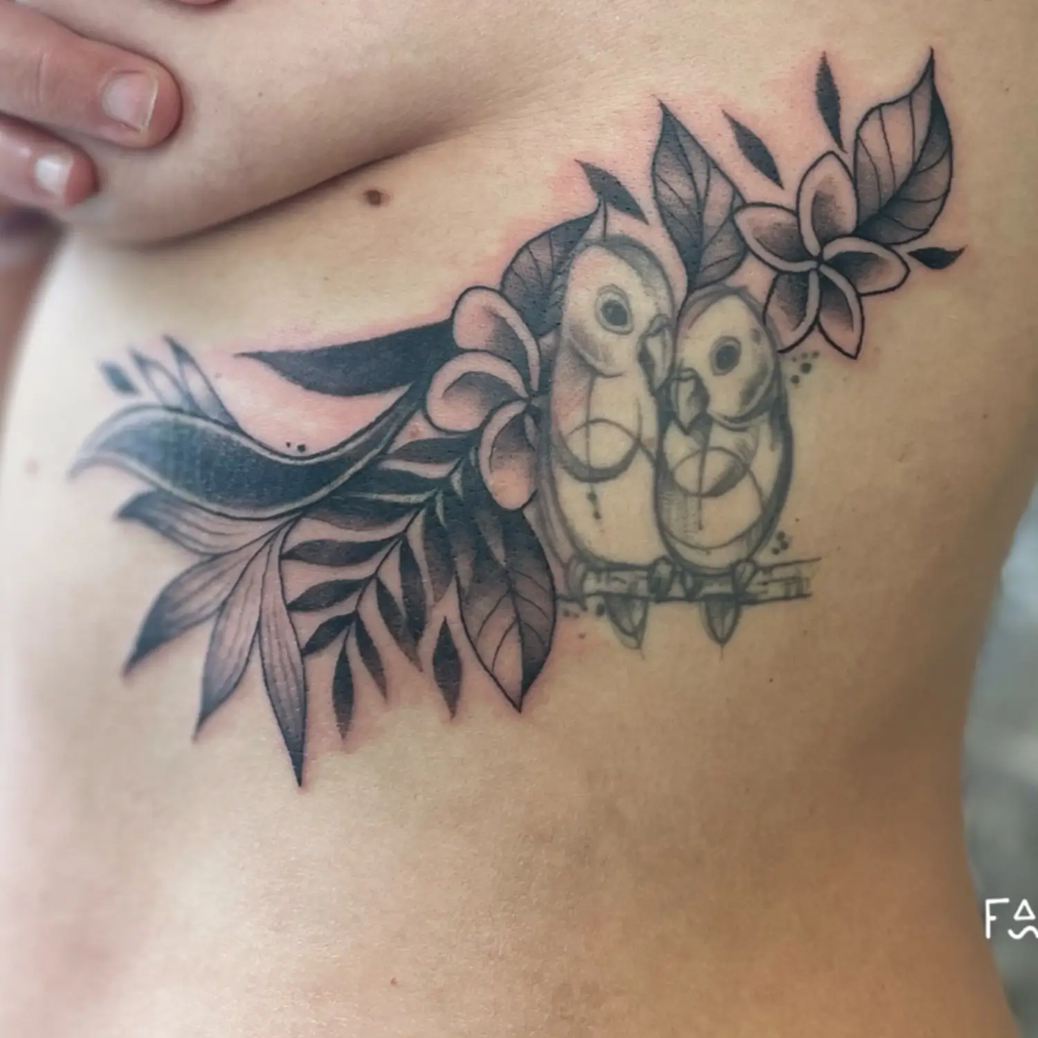 Cover d'un tatouage sur les côtes